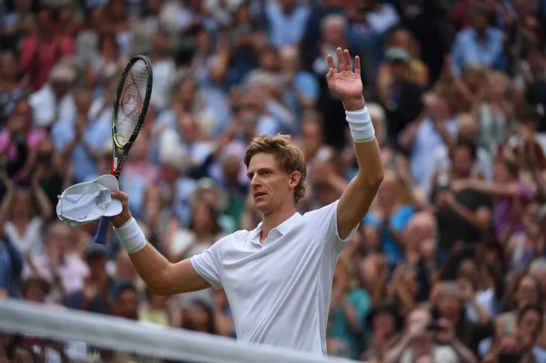  发球上网战术奏效，伊斯内尔轰出制胜ACE