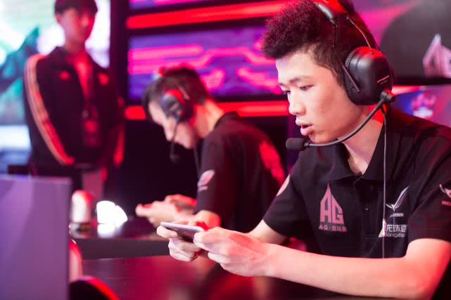  电竞纪录片热播，揭秘职业选手日常