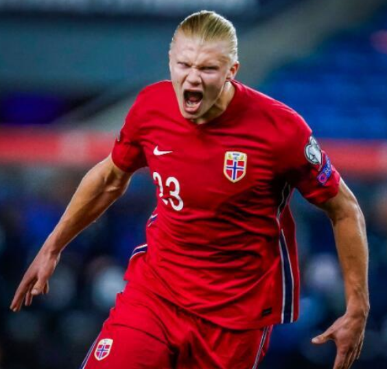  哈兰德戴帽，多特蒙德大胜柏林联合登榜首