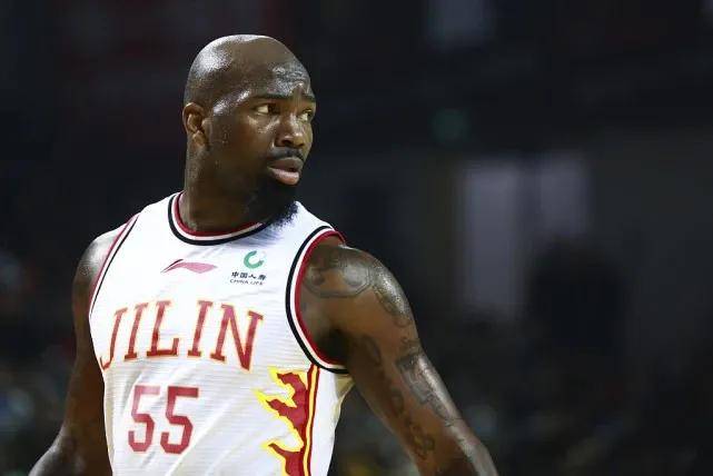  外援默契配合，双剑合璧攻破防线