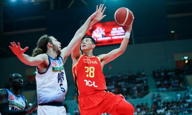  内线巨无霸统治禁区彰显绝对实力