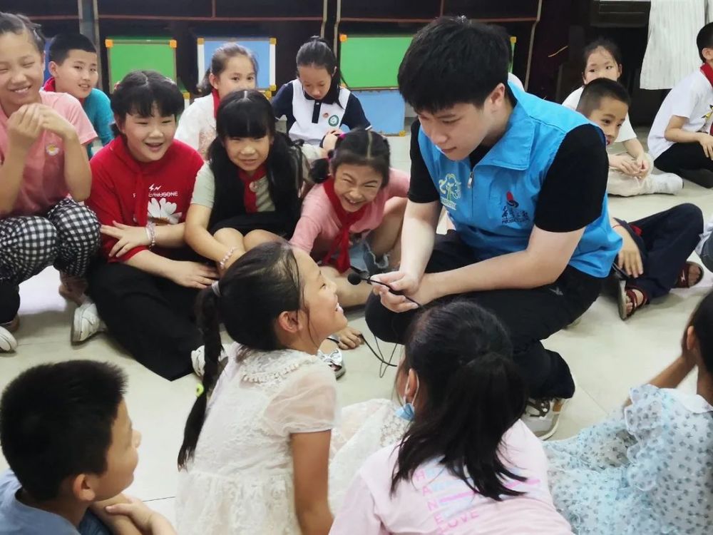  网球进校园活动启动，专业教练指导少年基础训练  