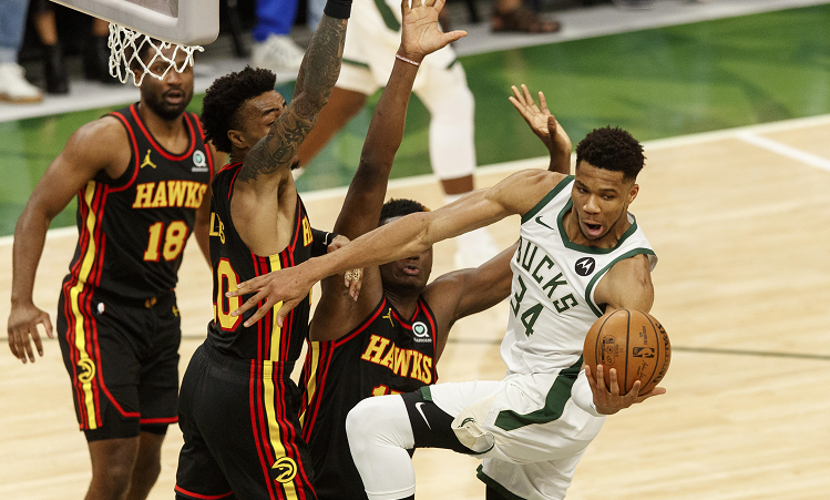  雄鹿字母哥强势发挥轻取篮网